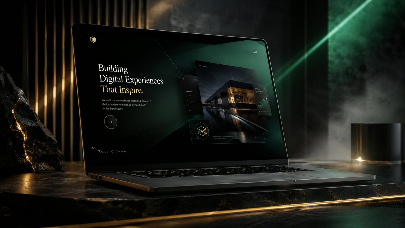 Notebook mostrando um site premium em verde escuro e dourado, com um feixe de luz verde ao fundo.