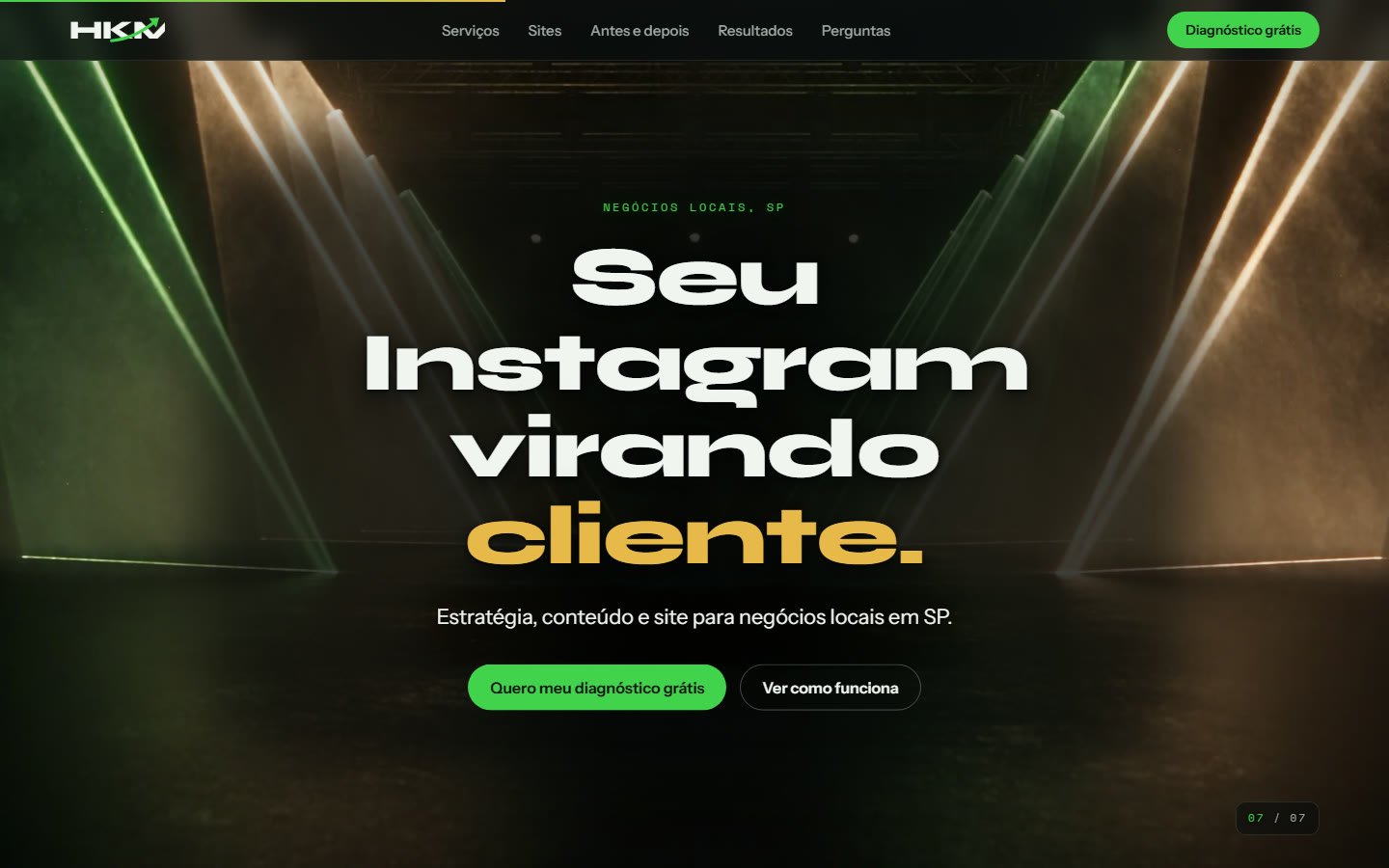 O site da HKM Social Media, com o vídeo de luzes na fumaça e o título Seu Instagram virando cliente.
